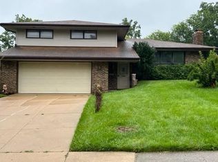 512 Parkside Dr, Rockford, IL 61108