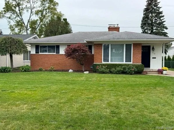 573 Robert John Rd, Grosse Pointe Woods, MI 48236