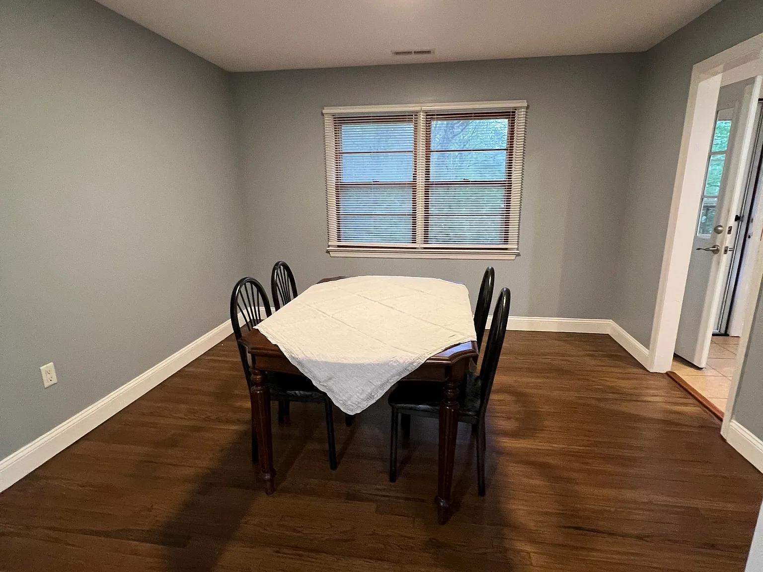 4 bed, 1422 sqft, $4,200 — Photo 2