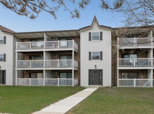 125 Gregory St APT 4, Aurora, IL