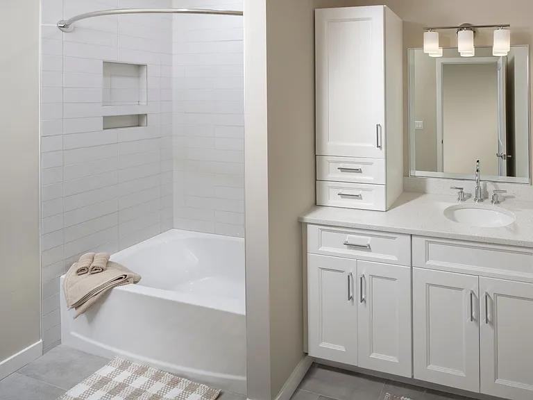 Townhouse Main Bathroom with Tub