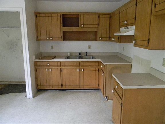 2nd image of 918 Kendall Dr