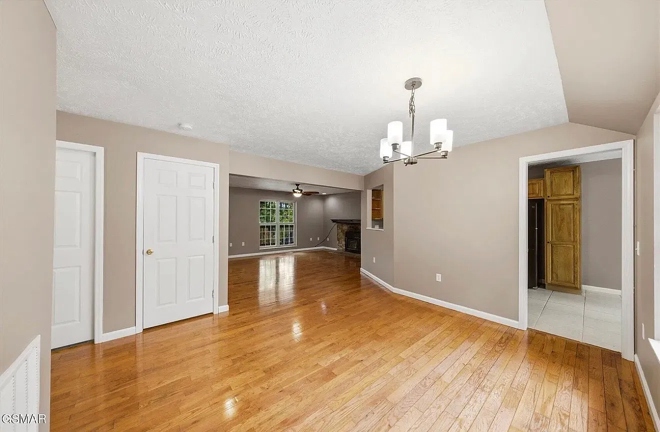 3 bed, 2600 sqft, $2,700 — Photo 4