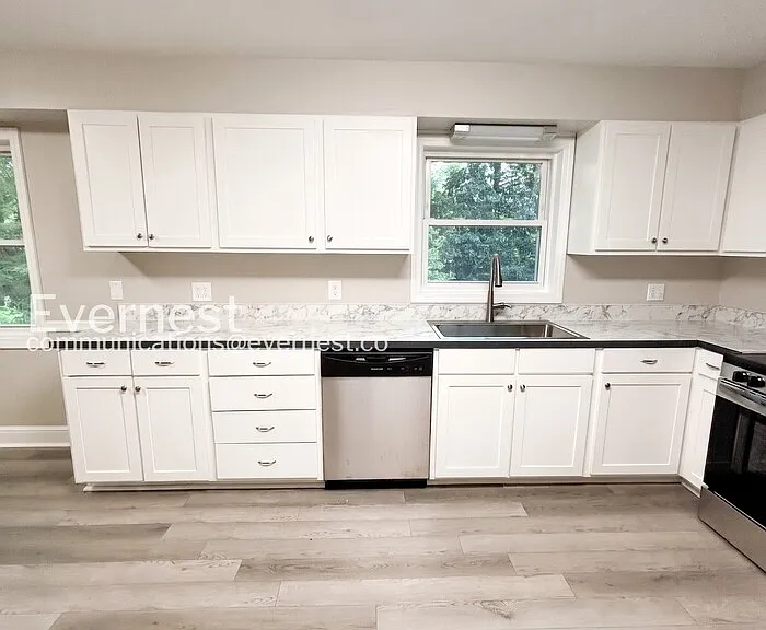 112 Tabor St — Photo 3
