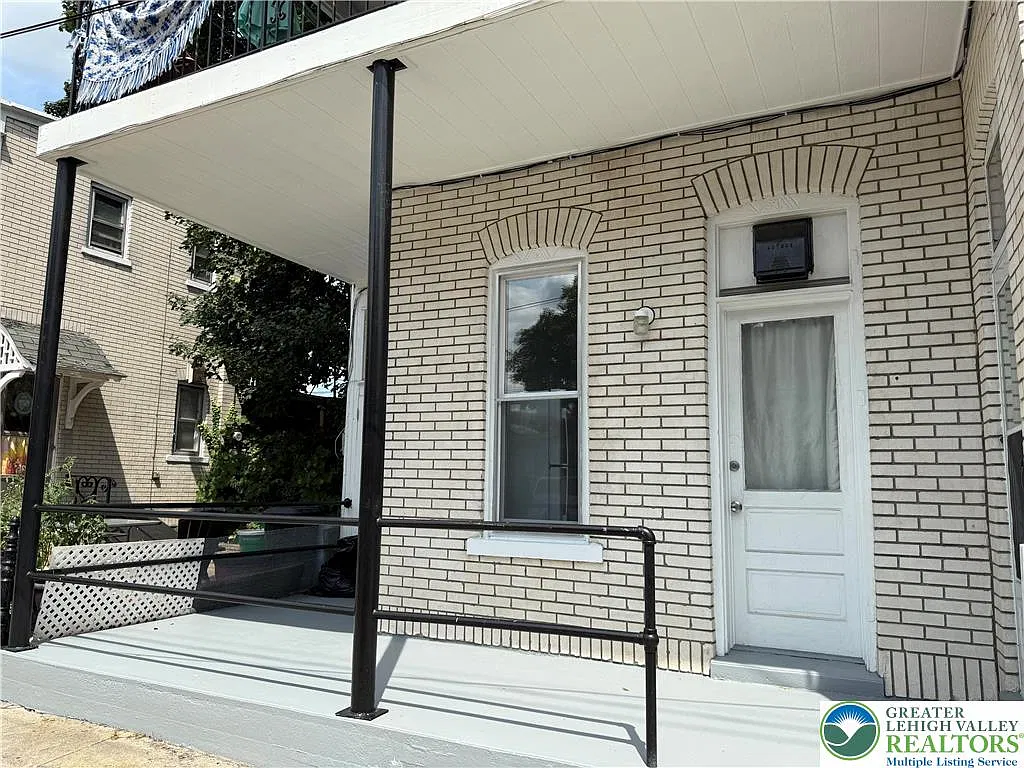 3 bed, 1.0 bath, 1000 sqft, $1,450 — Photo 3