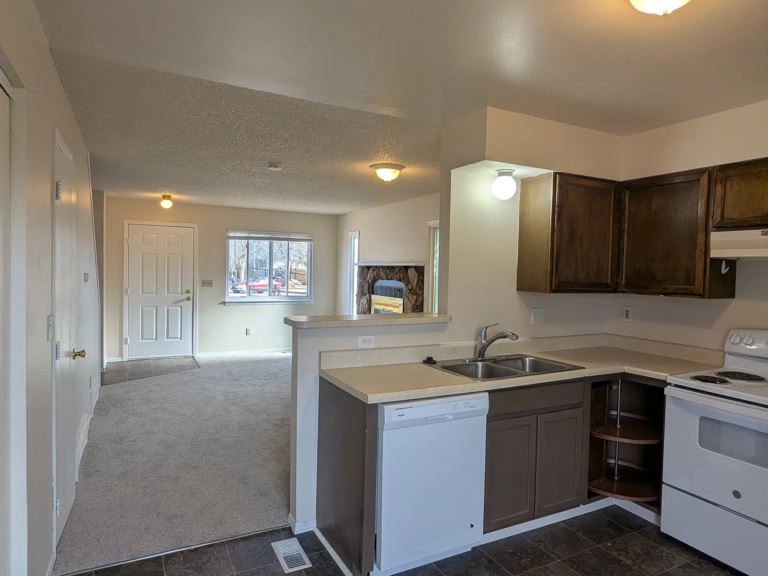 2 bed, 1.5 bath, 1000 sqft, $1,246 — Photo 4