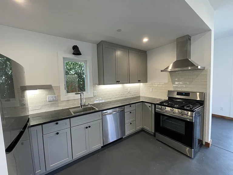 725 Center St — Photo 5