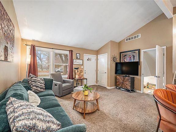 3rd image of 7402 NW Park Forest Ln