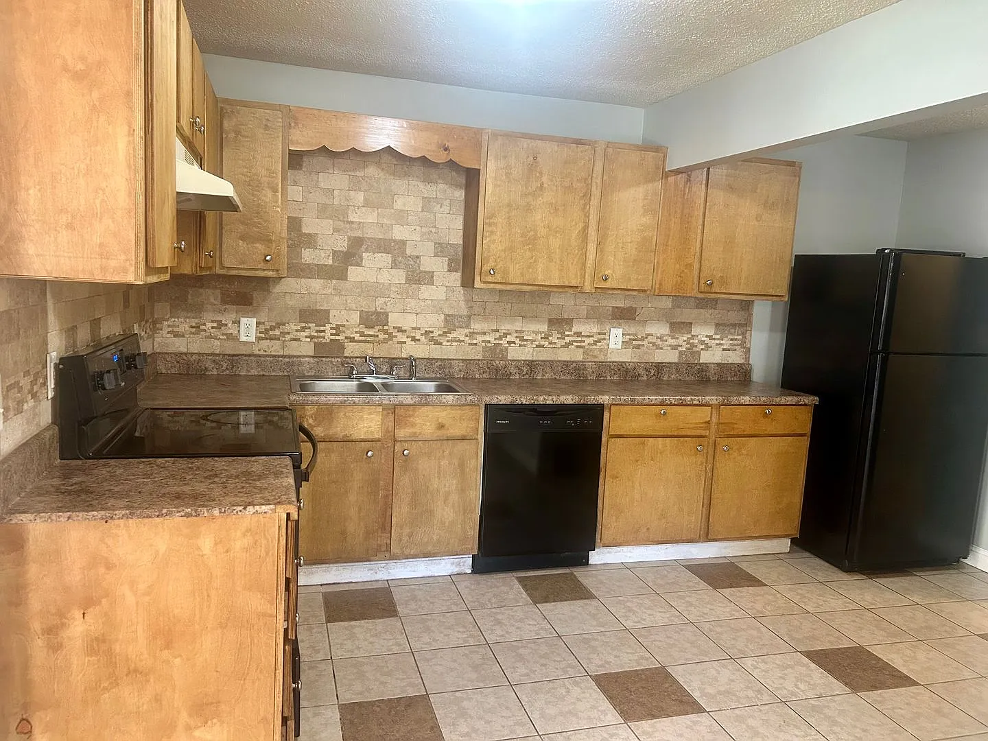 Beautiful 4-Bedroom Home in Huntsville! — Photo 4