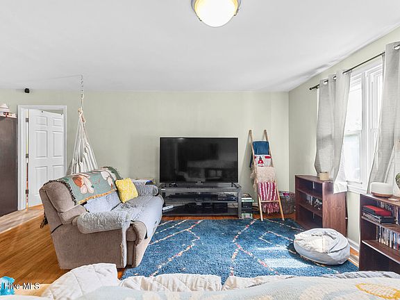 5th image of 608 Henderson Dr