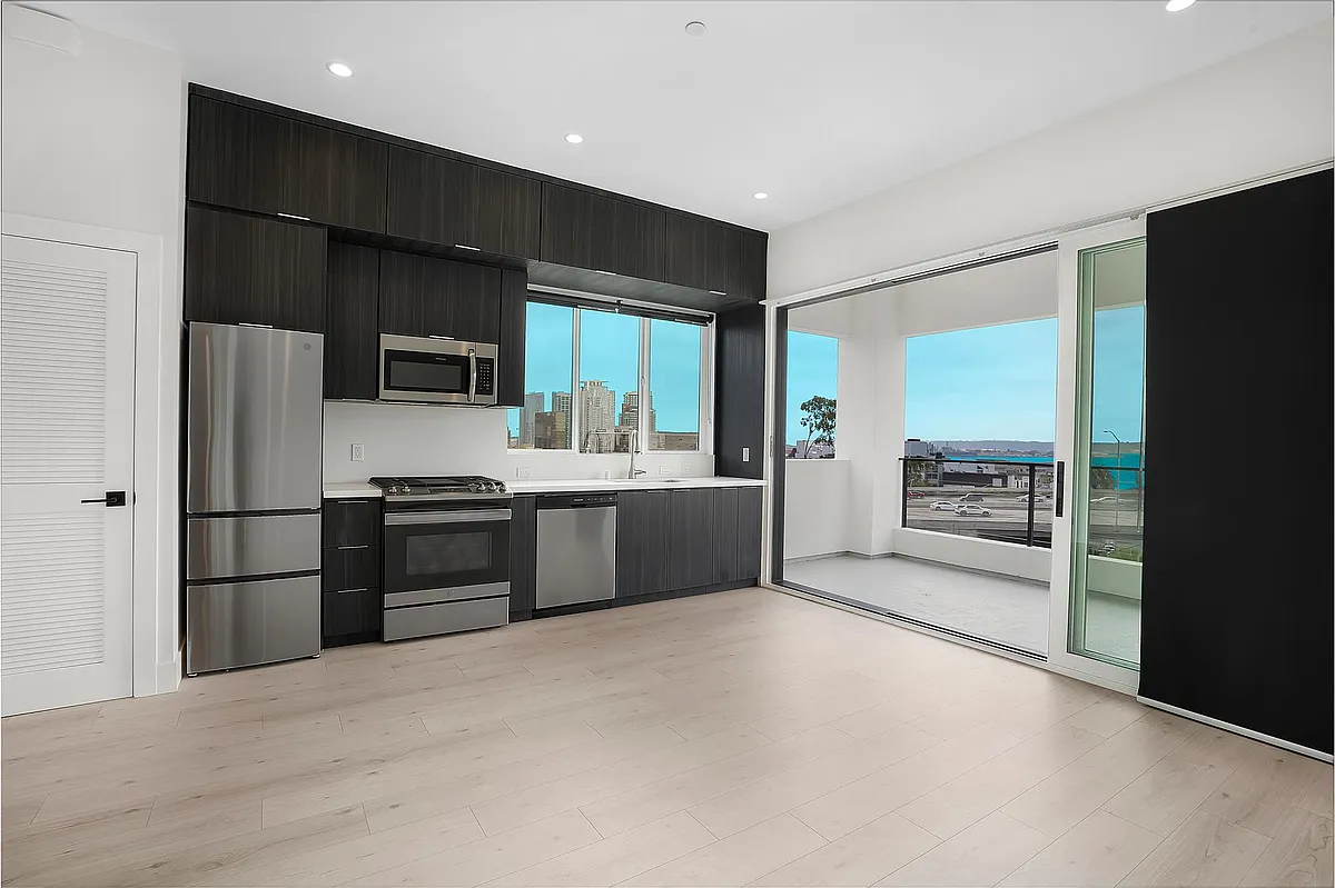 Building Photo - 2015 Albatross St #10