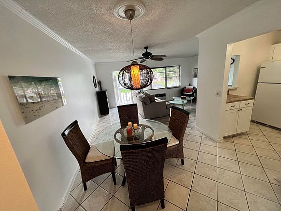 3rd image of 136 Ventnor Cres #I
