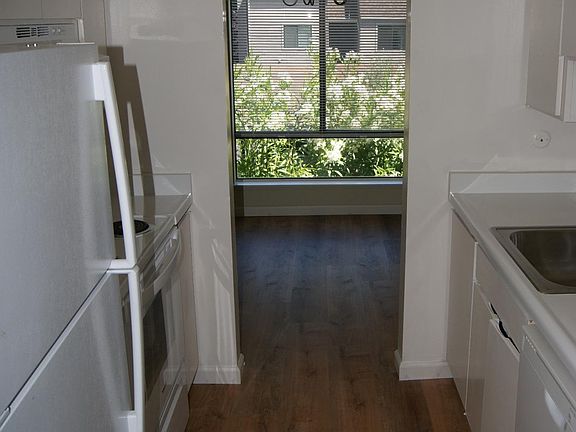 4th image of 480 N Civic Dr APT 207