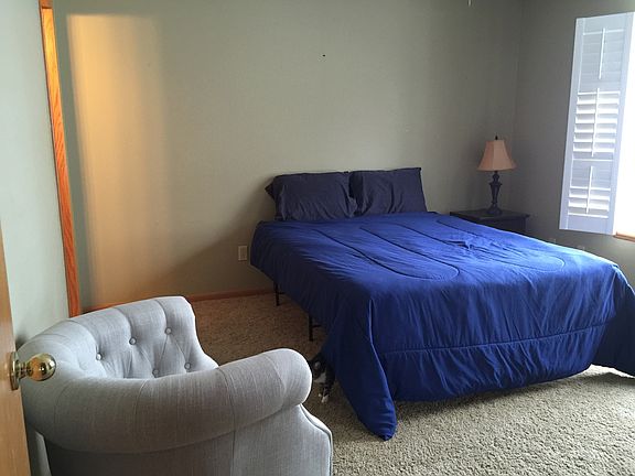 Master queen bed att bath