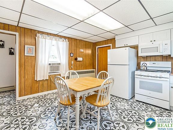 4th image of 428 Center Ave