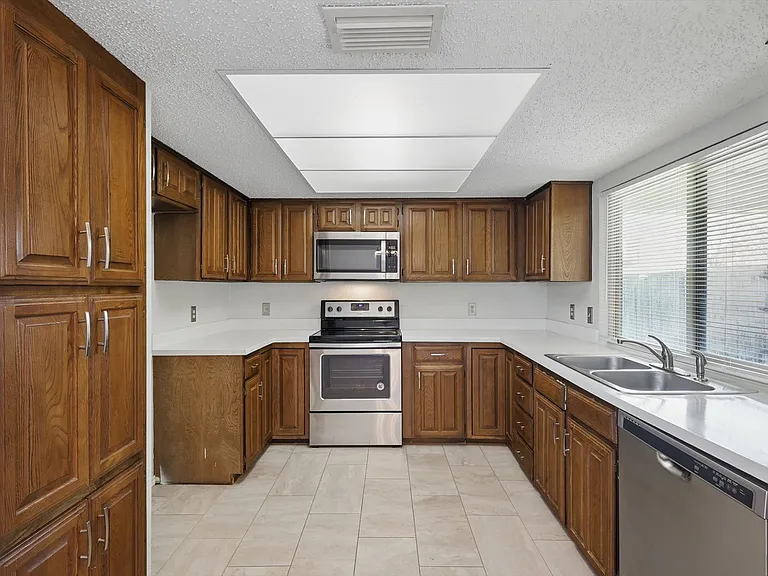 338 Edgewood Dr — Photo 9