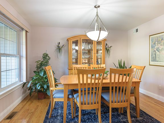 3rd image of 54 Linda Ln W
