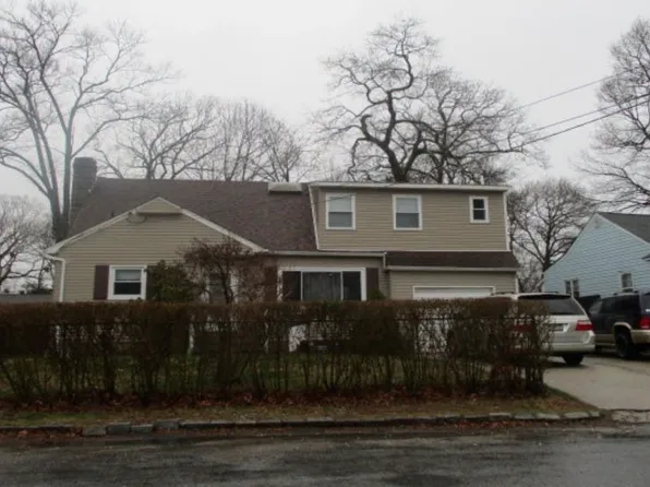 70 Andrews Ave, Wheatley Heights, NY 11798
