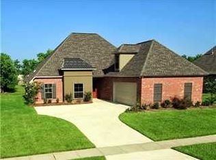 7085 Lakecrest Dr, Zachary, LA 70791