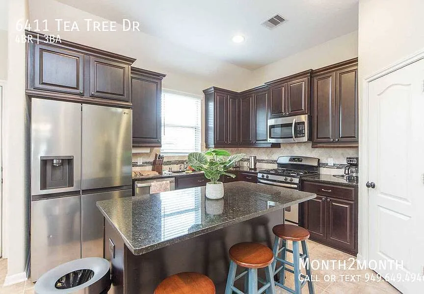 Estate on Tea Tree Dr — Photo 3