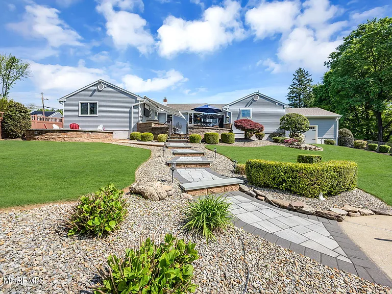 60 Farrell Dr — Photo 35
