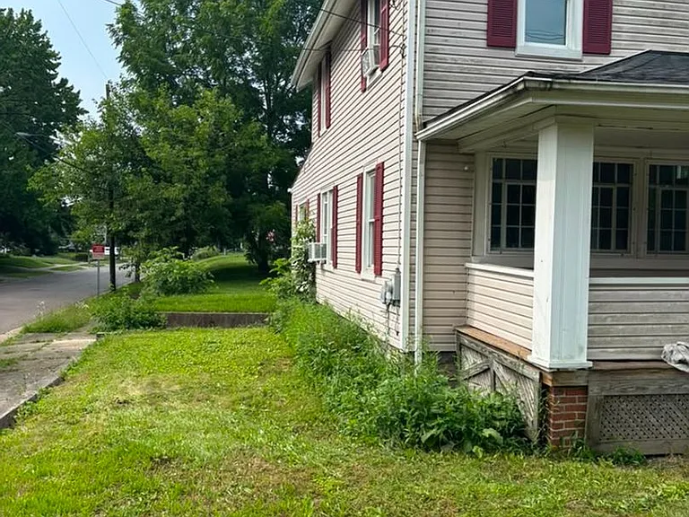 2100 Newton St — Photo 20
