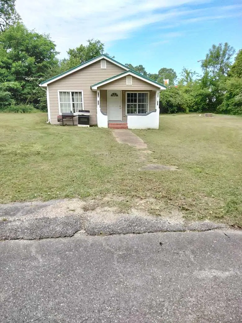 3 bed, 1.5 bath, 1296 sqft, $950 — Photo 1