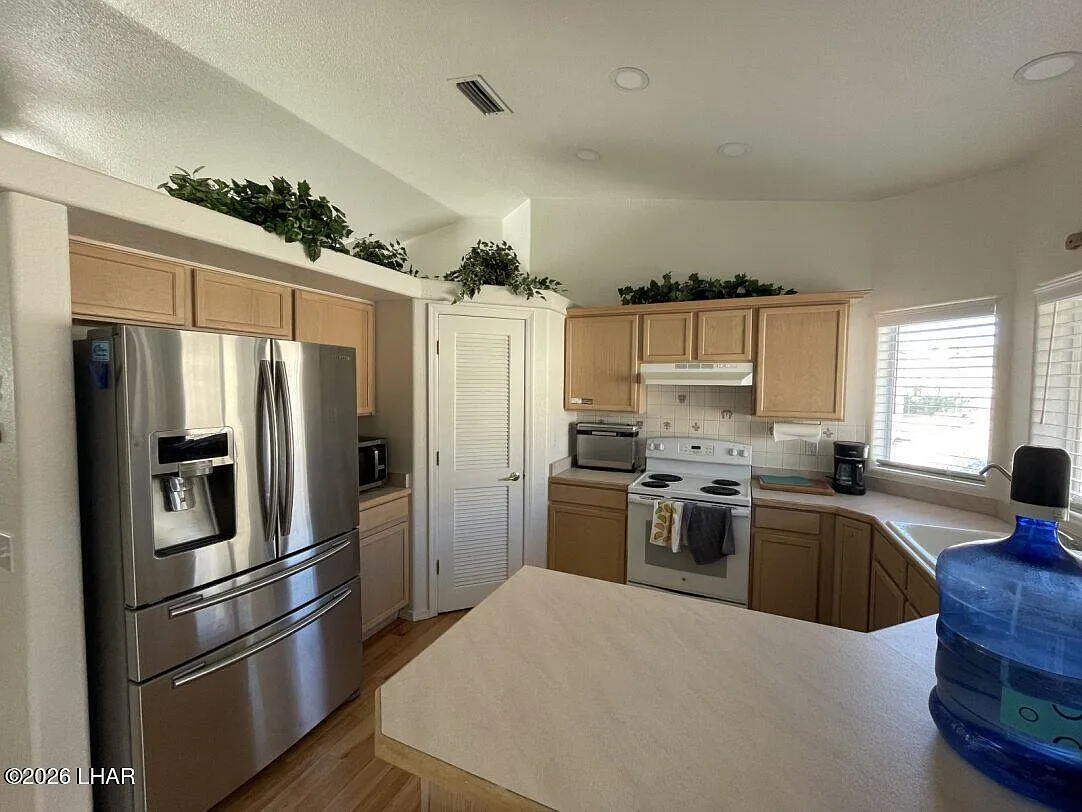 3 bed, 2.0 bath, 1282 sqft, $2,400 — Photo 3