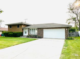 9536 Roosevelt Pl, Crown Point, IN 46307