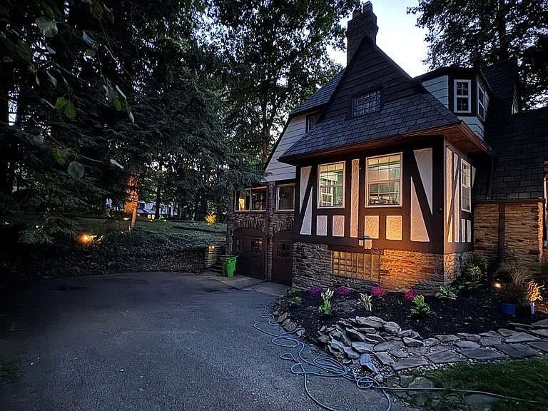 554 Greenvale Dr — Photo 3
