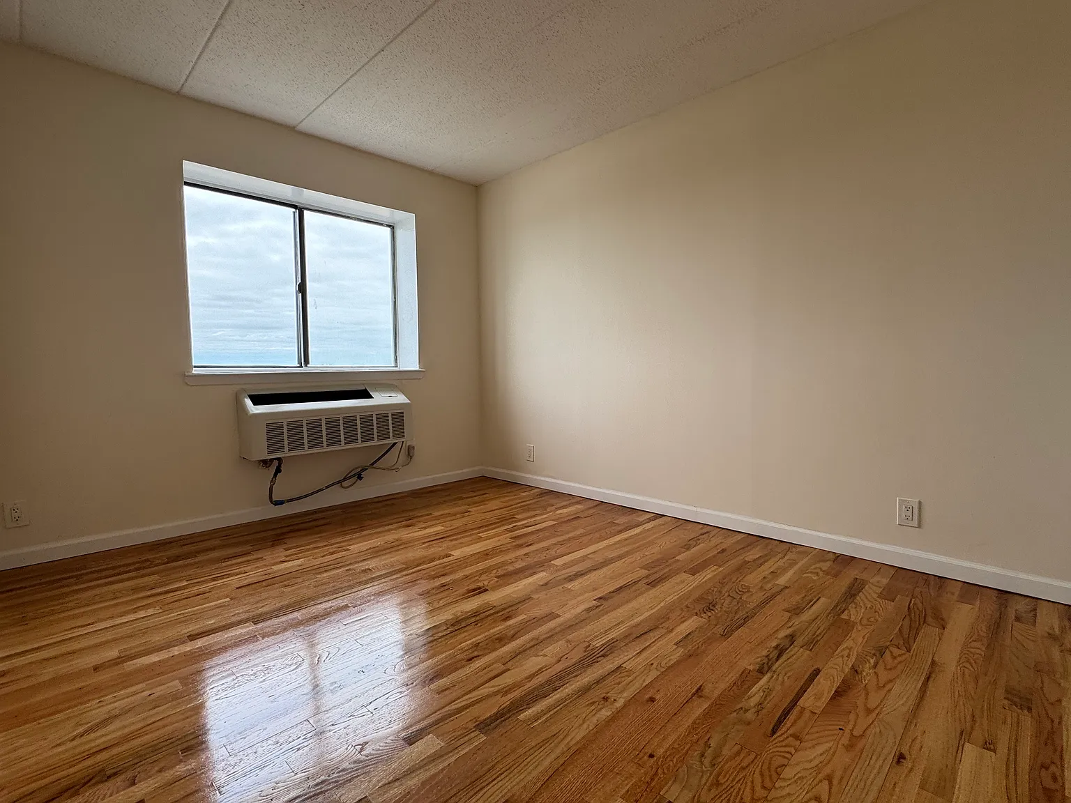 1 bed, 750 sqft, $2,400 — Photo 2