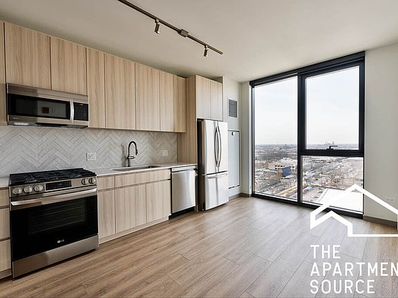 2nd image of 513 S Damen Ave