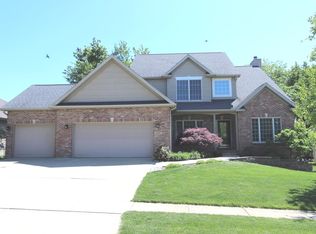 2206 Ridge Creek Dr, Bloomington, IL 61705