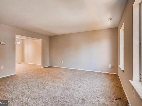 5th image of 915 Cambridge Ave