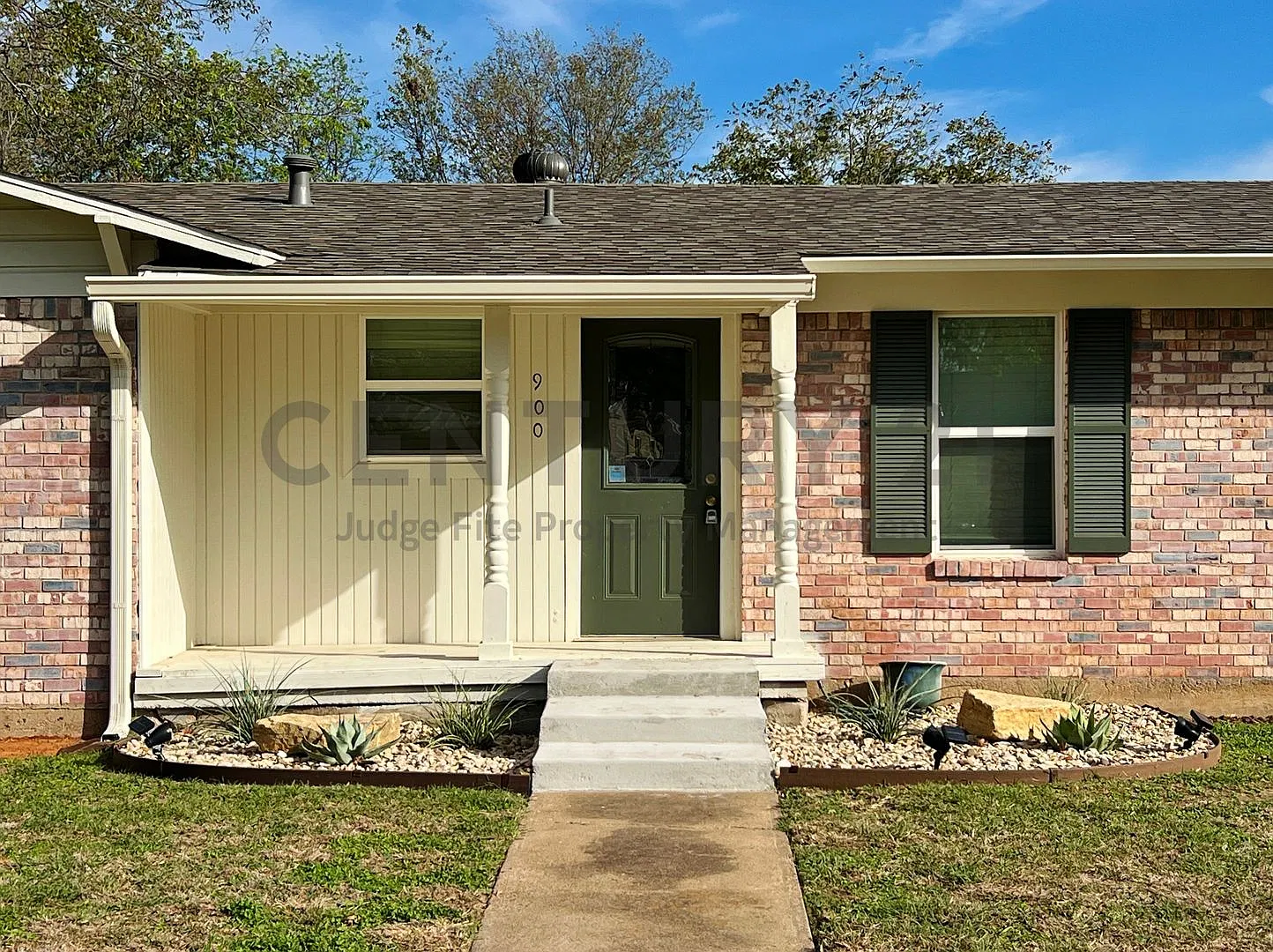 Updated 3/1 Near Historic Granbury Square For Rent! — Photo 2