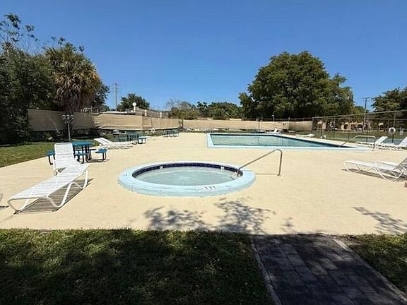 3rd image of 540 NW 43rd St