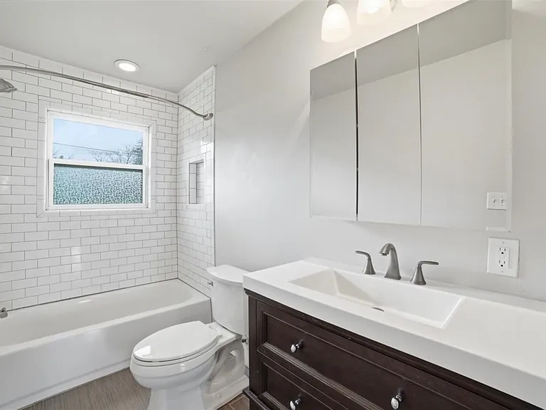 Guest Bath with tub/shower combo