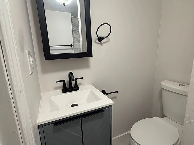2228 S Sawyer Ave — Photo 4