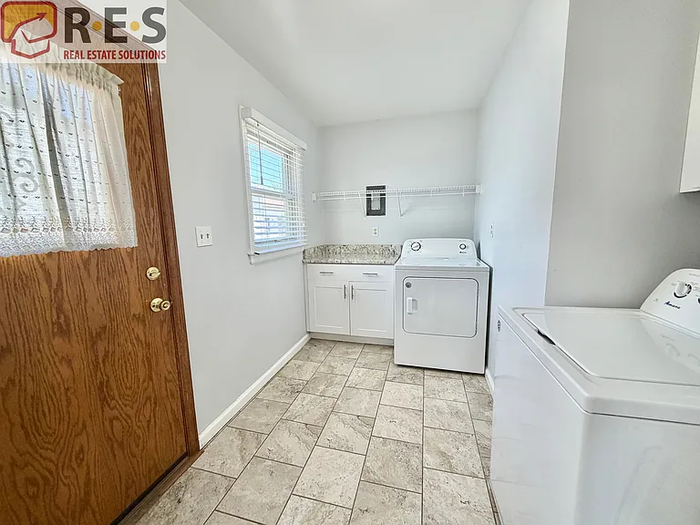 2216 Elmira St — Photo 10