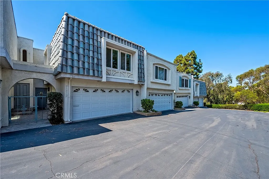 3 bed, 2.5 bath, 1699 sqft, $7,200 — Photo 2