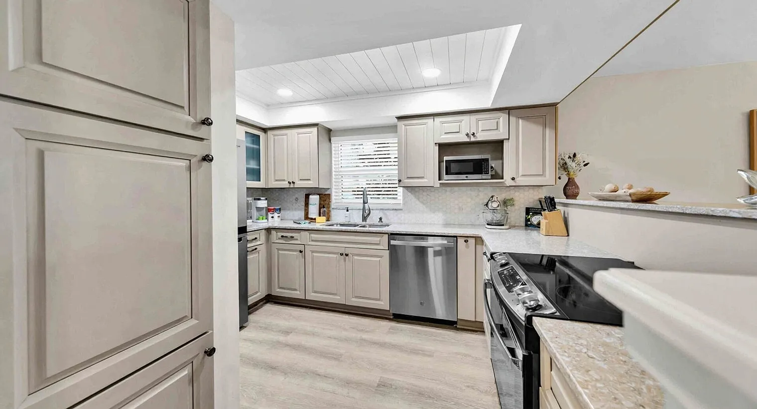 2 bed, 2.0 bath, 11140 sqft, $2,725 — Photo 3