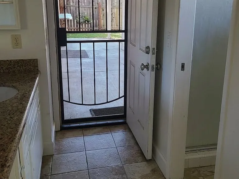 4901 Autumntree Ct — Photo 6