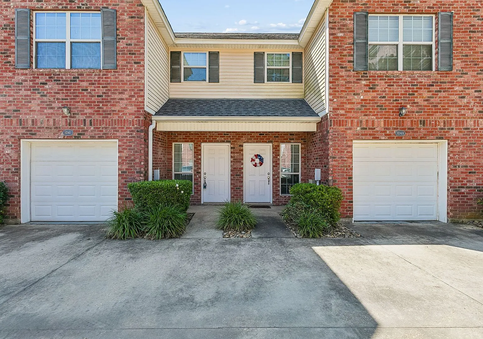 3BR/2.5BA Townhome Garage + Backyard Great Schools — Photo 1