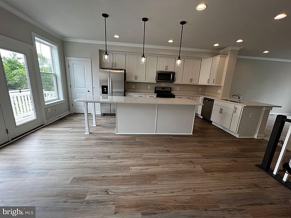3rd image of 110 Kinross Ln