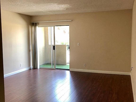 5th image of 655 N Commonwealth Ave #202