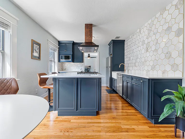 1126 N Hampton Ave — Photo 2