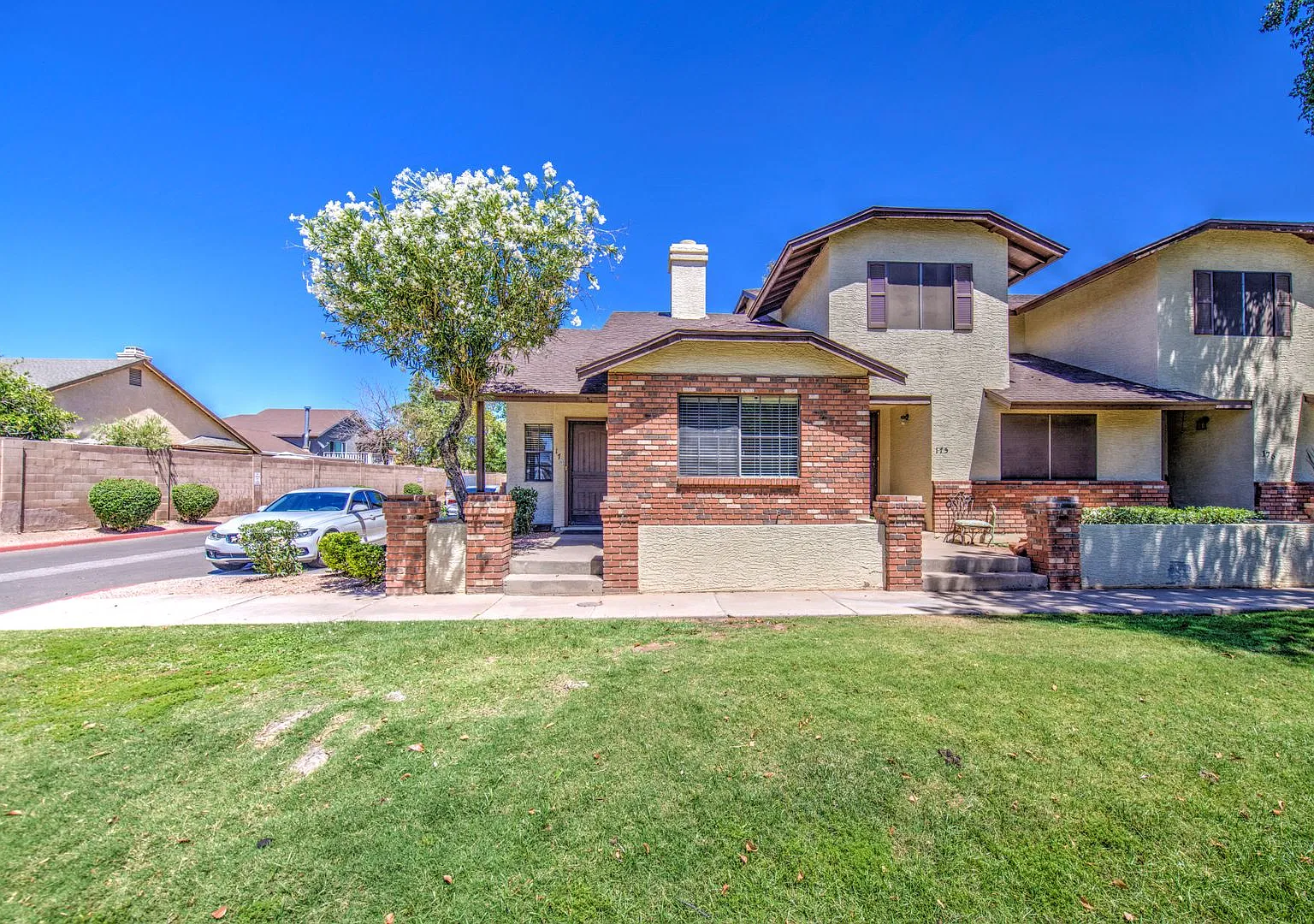 Beautiful 2 Bedroom Condo in Gilbert — Photo 4