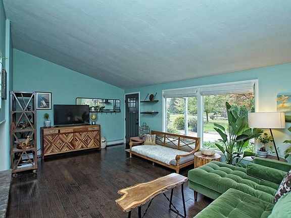4th image of 32 E Bel Meadow Ln
