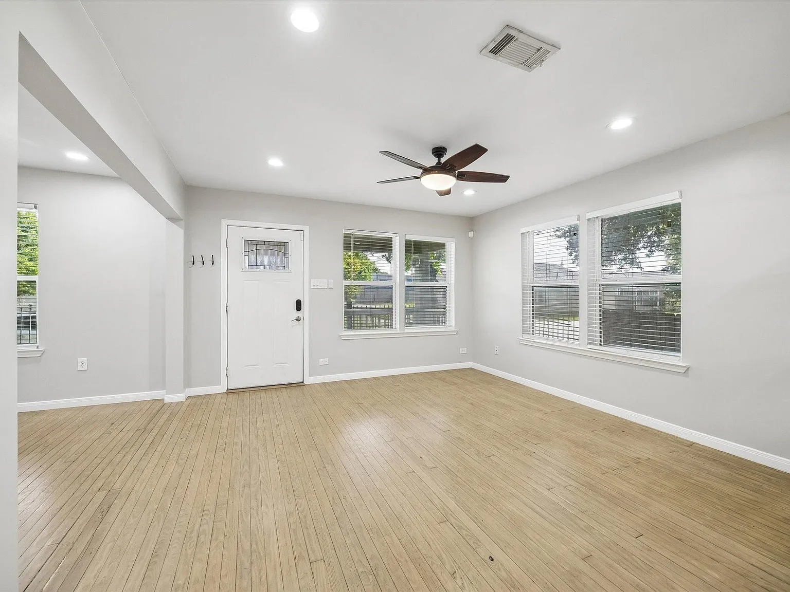 3 bed, 2.0 bath, 1813 sqft, $2,450 — Photo 3