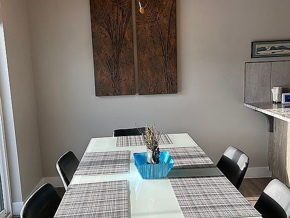 Dining seats 6 +